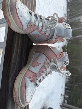 Nike High-Top Sneakers in White and Light Pink